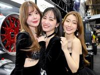 　羽瀬萌（左）、藤森マリナ（中央）、愛聖りさ