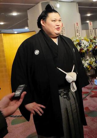 横綱昇進披露宴の開始前に取材に応じる大の里