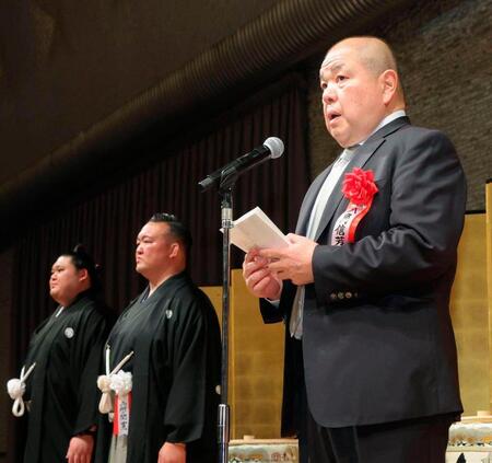 大の里（左）の横綱昇進披露宴であいさつする八角理事長（右）。中央は二所ノ関親方＝14日