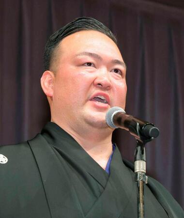 大の里の横綱昇進披露宴であいさつする二所ノ関親方＝14日