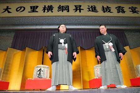 横綱昇進披露宴で登壇した大の里（左）と二所ノ関親方＝14日