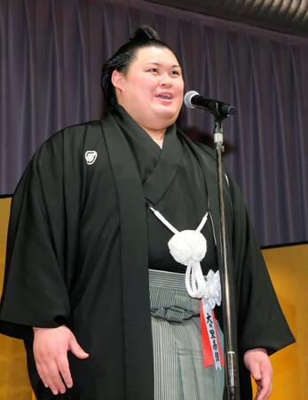 横綱昇進披露宴であいさつする大の里＝14日