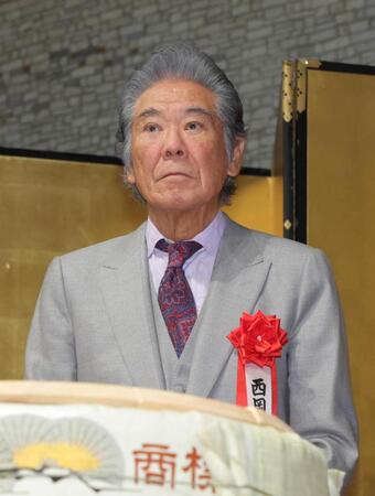 横綱昇進披露宴で鏡開きに登壇した俳優の西岡徳馬＝代表撮影