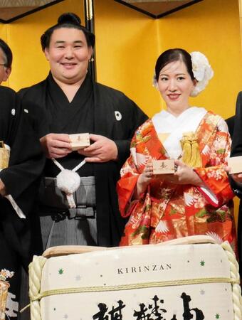 鏡開きを行った欧勝馬と妻