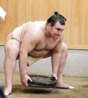 バーベルの重りを持って下半身を鍛える安青錦