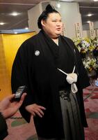 横綱昇進披露宴の開始前に取材に応じる大の里