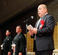 大の里（左）の横綱昇進披露宴であいさつする八角理事長（右）。中央は二所ノ関親方＝14日