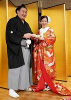 鏡開きを終えた欧勝馬と妻