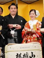 鏡開きを行った欧勝馬と夫人