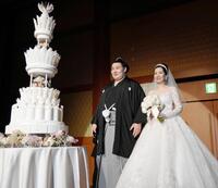 ウェディングケーキへの入刀を終えた欧勝馬と夫人
