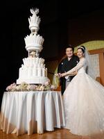 ウェディングケーキに入刀する欧勝馬と夫人