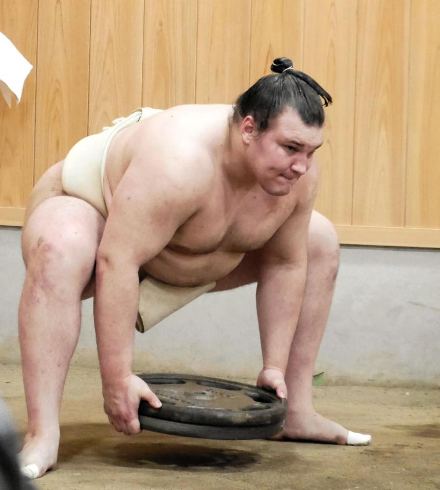 バーベルの重りを持って下半身を鍛える安青錦