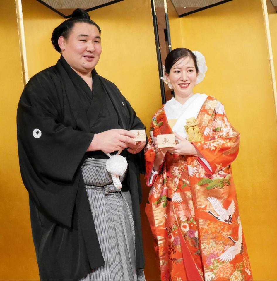 鏡開きを終えた欧勝馬と妻