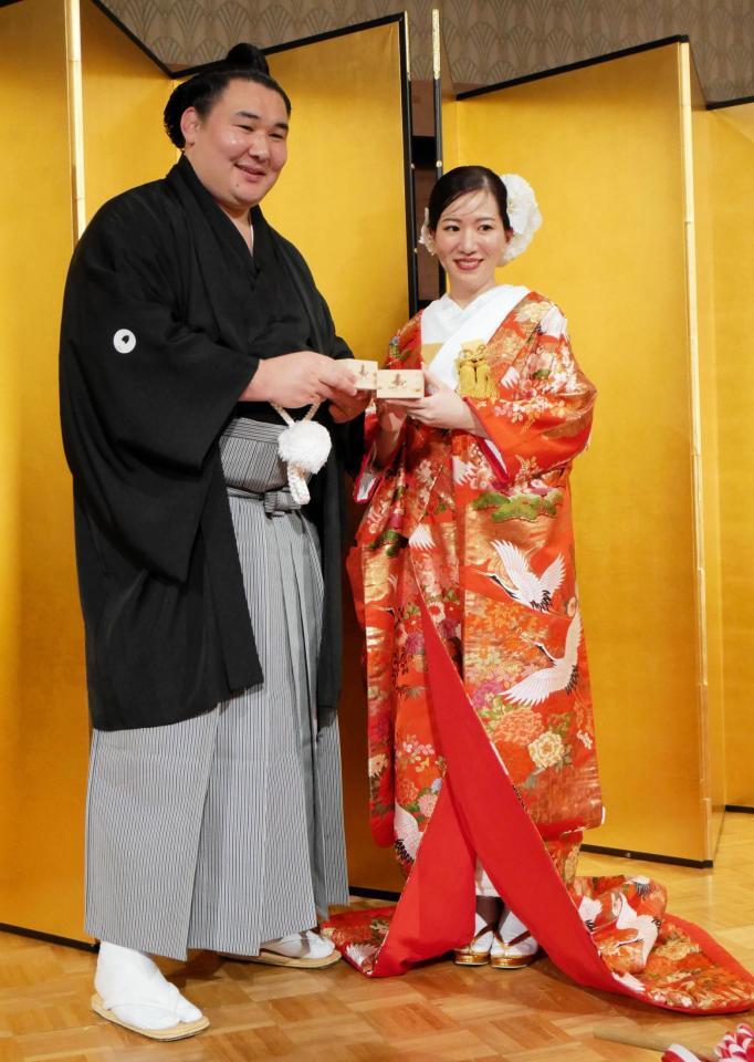 鏡開きを終えた欧勝馬と妻