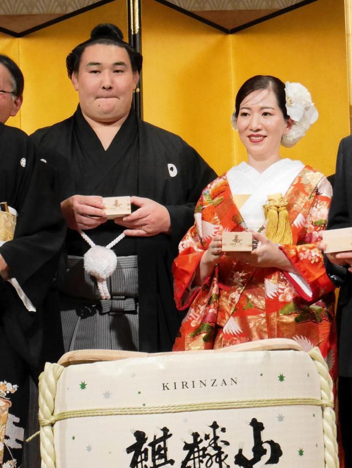 鏡開きを行った欧勝馬と夫人