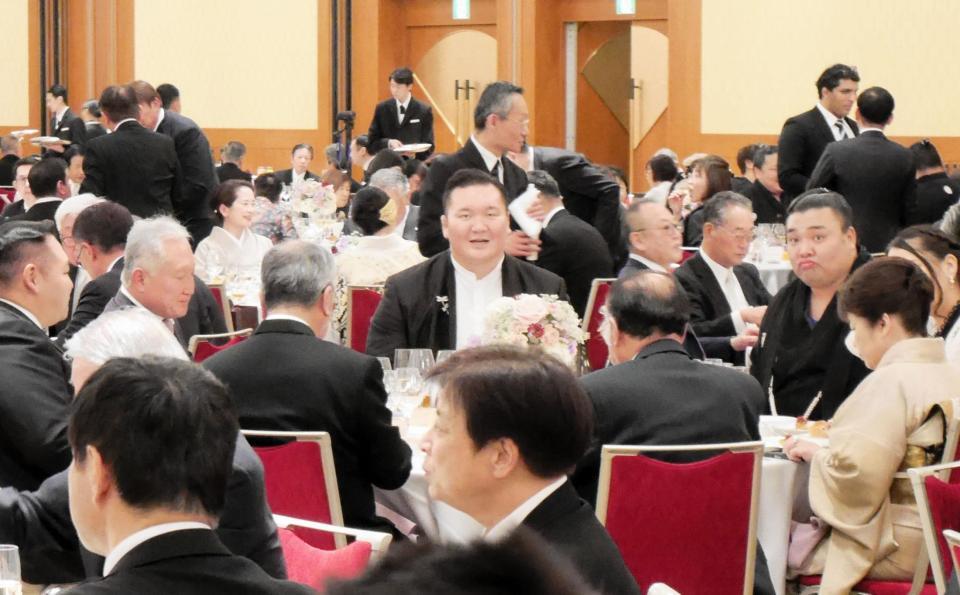 欧勝馬の披露宴で霧島の隣に座る白鵬翔さん