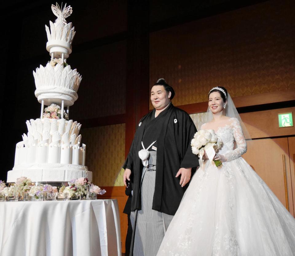 ウェディングケーキへの入刀を終えた欧勝馬と夫人