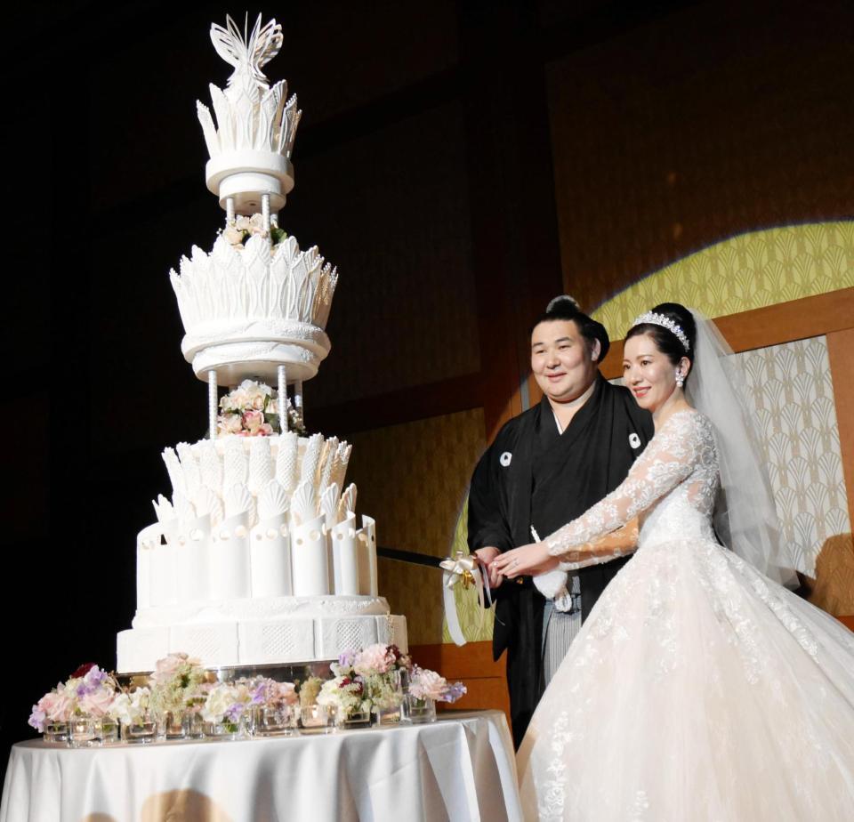 ウェディングケーキに入刀する欧勝馬と夫人