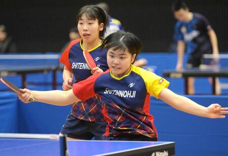 　女子ダブルスで優勝した四天王寺高・新谷（左）、高森組（撮影・金居みつよし）