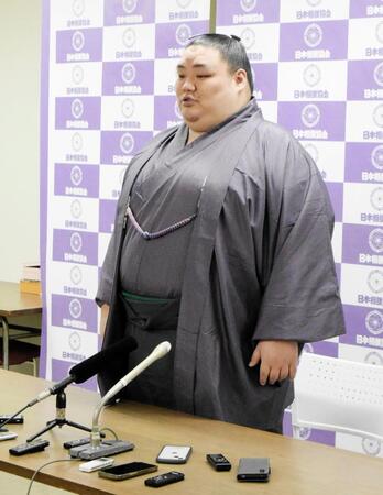 引退会見に臨む大翔鵬