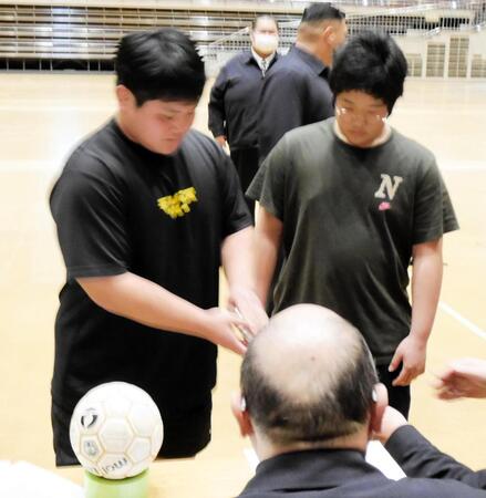 握力測定に取り組む野島陽向（右）と芳野竜汰