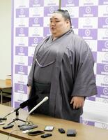 引退会見に臨む大翔鵬