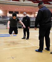 立ち幅跳びに取り組む芳野竜汰