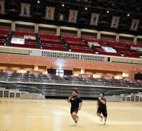 ５０メートル走に取り組む野島陽向（左）と芳野竜汰