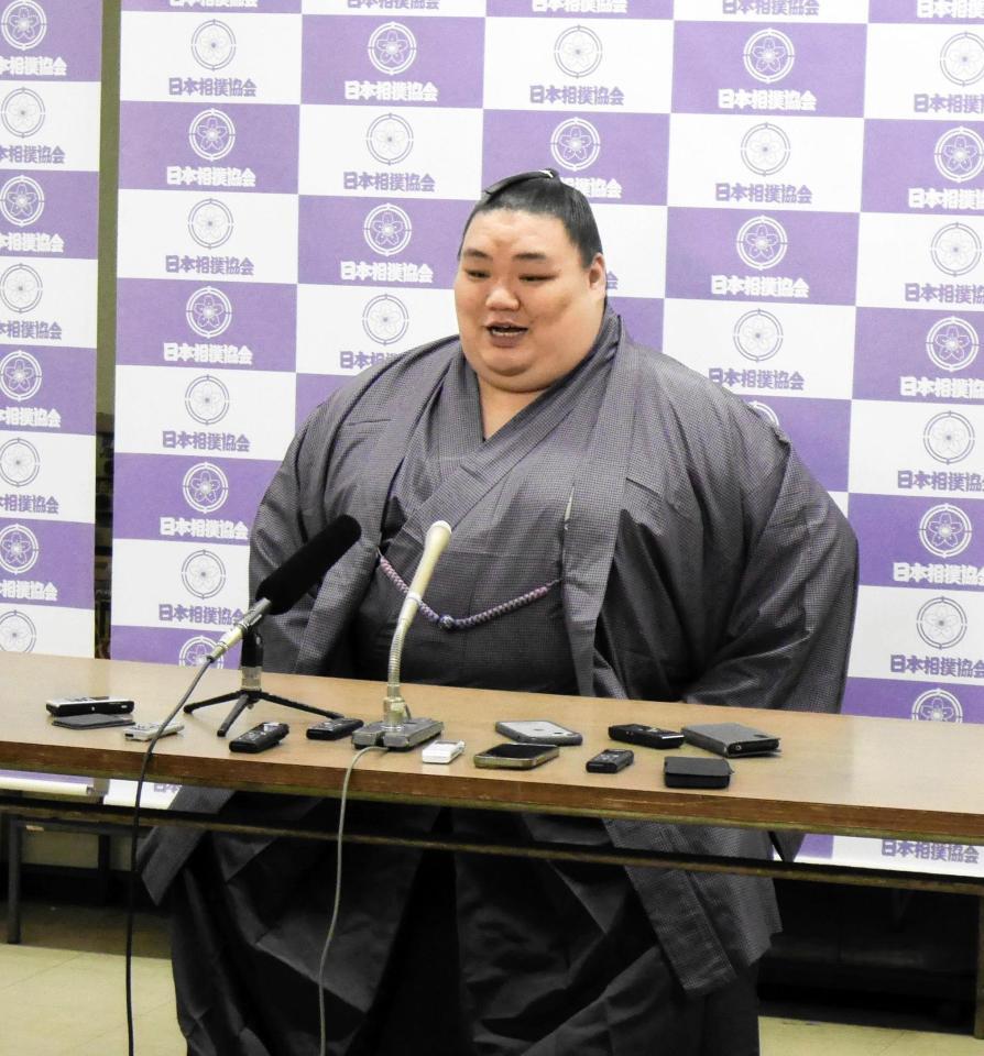 引退会見に臨む大翔鵬