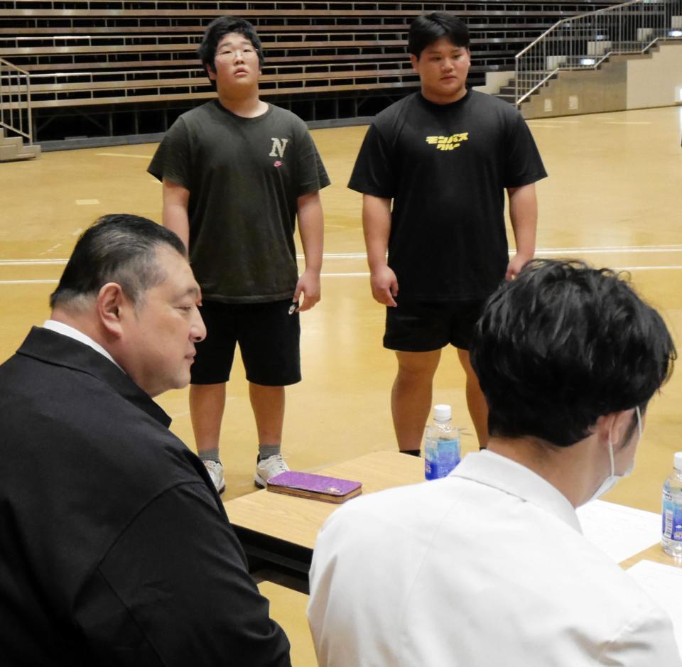 合格を言い渡される野島陽向（右）と芳野竜汰