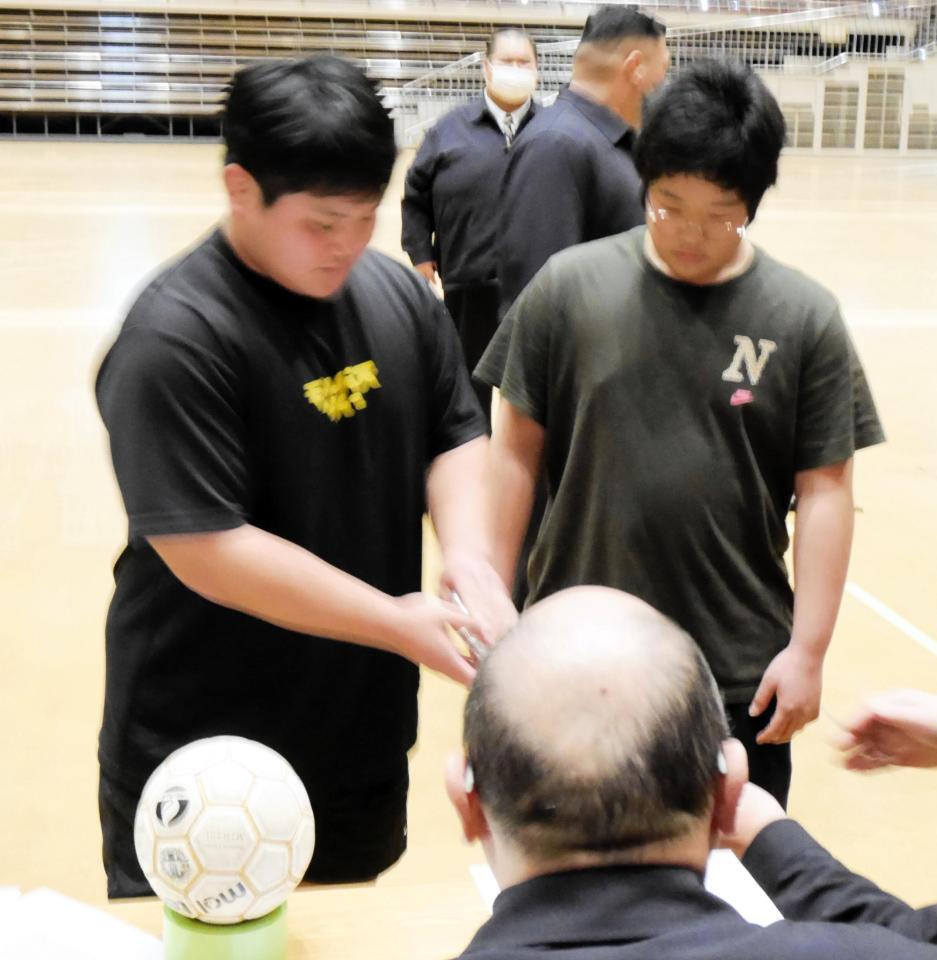 握力測定に取り組む野島陽向（右）と芳野竜汰