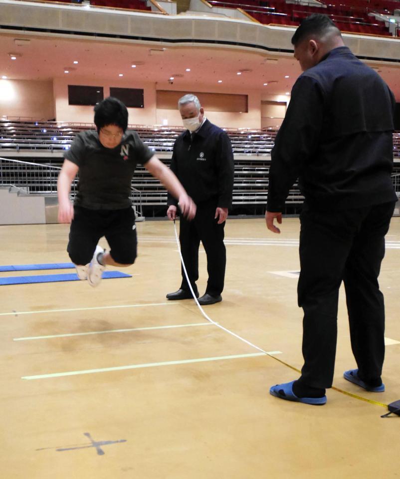 立ち幅跳びに取り組む芳野竜汰