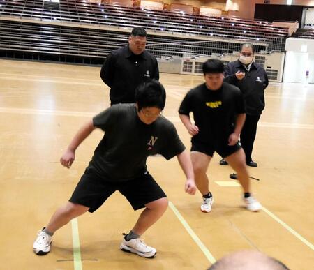 　反復横跳びに取り組む野島陽向（奥）と芳野竜汰