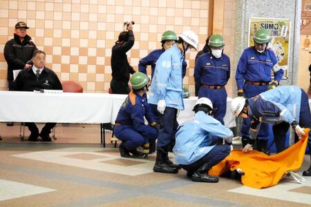 救急訓練を見つめる勝ノ浦親方（左）