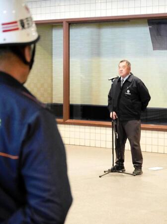 参加者を前に訓練の所感を述べる勝ノ浦親方