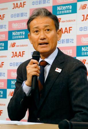 　名古屋ウィメンズマラソンの招待選手を発表し、記者会見する日本陸連の高岡寿成シニアディレクター＝１７日、名古屋市