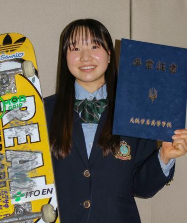 　大阪学芸高の卒業式後、取材に応じる西矢椛＝１７日、大阪市