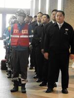 訓練後に隊員らと記念撮影を行う北陣親方（右端）、振分親方（右から２人目）ら両国国技館自営消防隊