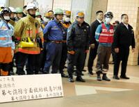 訓練後に隊員らと記念撮影を行う北陣親方（右端）、振分親方（右から２人目）ら両国国技館自営消防隊