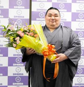 　引退会見後に花束を受け取った大翔鵬