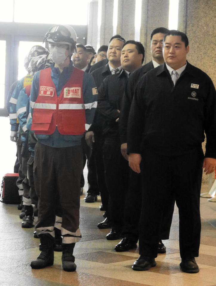 訓練後に隊員らと記念撮影を行う北陣親方（右端）、振分親方（右から２人目）ら両国国技館自営消防隊