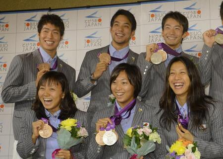 メダルを手に会見した（前列左から）加藤ゆか、鈴木聡美、寺川綾（後列左から）荻野公介、立石諒、入江陵介＝１２年８月