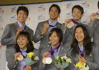 メダルを手に会見した（前列左から）加藤ゆか、鈴木聡美、寺川綾（後列左から）荻野公介、立石諒、入江陵介＝１２年８月