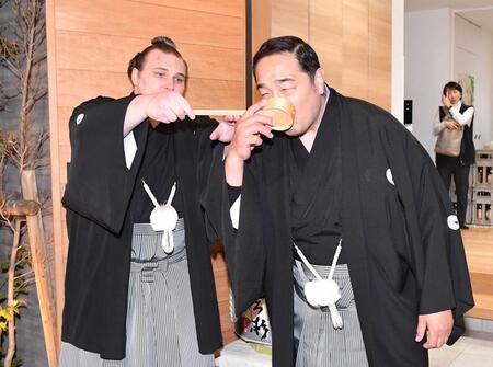 安治川親方（右）に水付けをした安青錦＝１月２５日