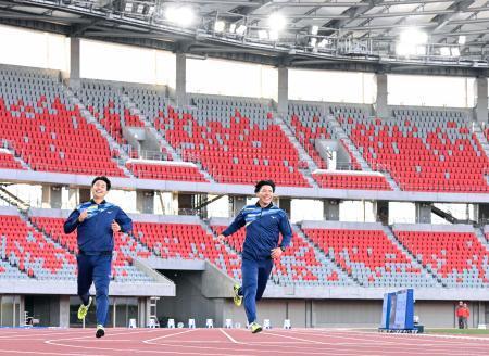 　トラックを試走する飯塚翔太（左）と佐藤風雅＝パロマ瑞穂スタジアム