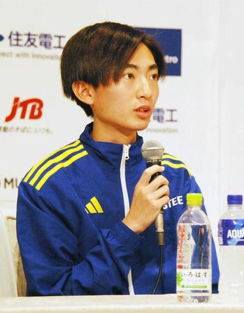 　記者会見で意気込みを語る平林清澄