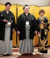 挙式前に会見を行った（左から）立浪親方、明生、小林幸子