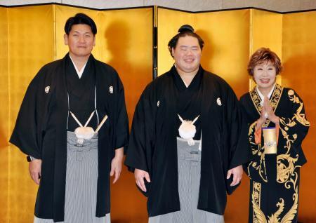 　披露宴を前に笑顔の明生（中央）。左は師匠の立浪親方、右は祝福に駆け付けた歌手の小林幸子さん＝２１日、東京都内
