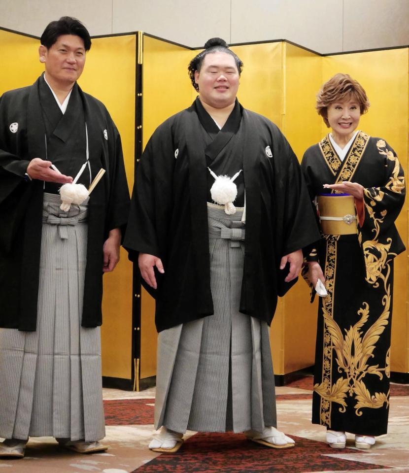 挙式前に会見を行った（左から）立浪親方、明生、小林幸子