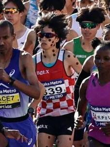 スタートする吉田響＝22日、大阪府庁前